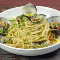 Spaghetti con vongole, un piatto gustoso e veloce, perfetto anche se si usano vongole surgelate.