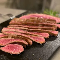 Succulenta tagliata di scottona, affettata finemente e condita con pepe. Perfetta per un pasto delizioso.