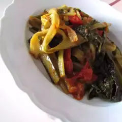 Cicoria in padella con pomodoro, un contorno saporito e salutare, pronto per essere gustato.