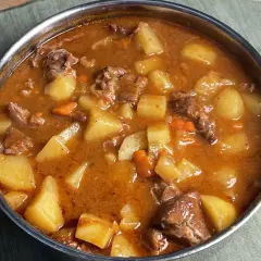 Spezzatino con patate ricetta della nonna: succulento spezzatino di manzo e patate in un ricco sugo, pronto per essere gustato.