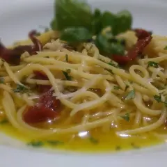 Spaghetti alla carrettiera conditi con pomodori secchi, aglio, peperoncino e basilico fresco, un piatto semplice ma gustoso.