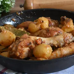 Un saporito pollo in umido con patate e alloro, cotto in padella.