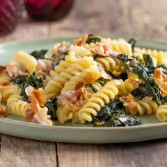 Fusilli con cavolo nero e pancetta croccante, un piatto semplice e gustoso che celebra i sapori della terra e della tradizione.