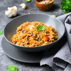 Insalata di farro con funghi e verdure, guarnita con prezzemolo fresco. Un piatto gustoso e salutare.