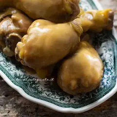 Succulento pollo alla birra, cotto lentamente e servito in un piatto decorato.