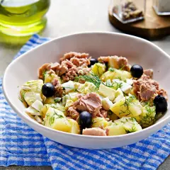 Deliziosa insalata di patate e tonno, arricchita da uova sode, olive nere e aneto fresco. Un piatto gustoso e completo.