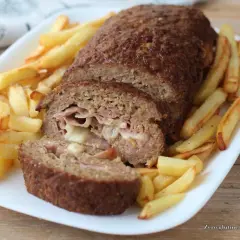 Polpettone ripieno di prosciutto e formaggio, cotto in friggitrice ad aria e servito con patatine fritte croccanti.