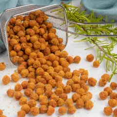 Ceci croccanti in friggitrice ad aria, appena usciti dal cestello, con rametti di rosmarino.