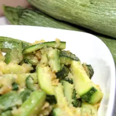 Zucchine sabbiose in padella, un contorno semplice e gustoso, con zucchine fresche appena cotte e dorate.