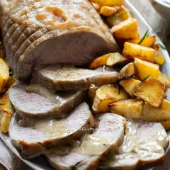 Arrosto di vitello morbido con patate arrosto e un delizioso sughetto.