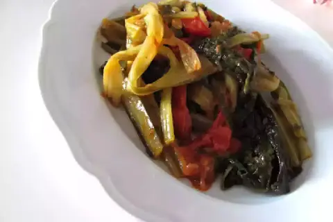 Cicoria in padella con pomodoro, un contorno saporito e salutare, pronto per essere gustato.