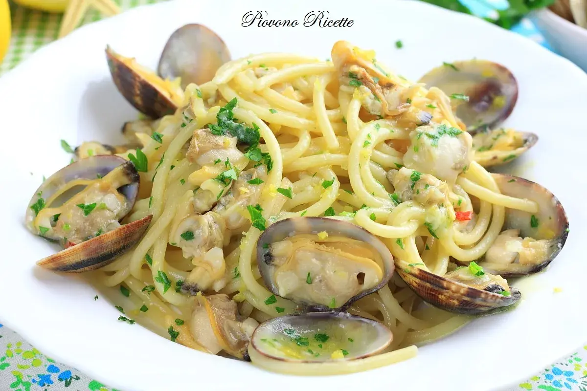Un piatto invitante di linguine alle vongole, condite con prezzemolo fresco e un filo d'olio.