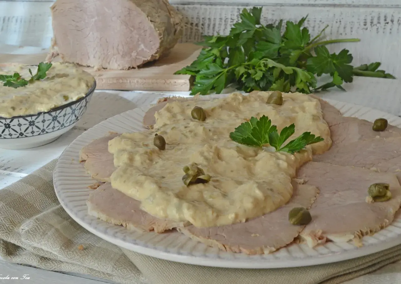Fette di vitello tonnato veloce, guarnite con salsa tonnata, capperi e prezzemolo. Un piatto classico pronto in poco tempo.
